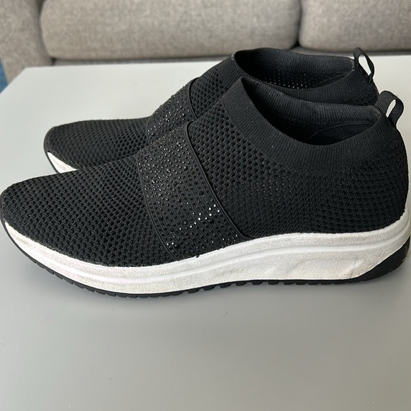 Gently worn Anne Klein black pull on mesh sneakers! - Picture 3 of 4